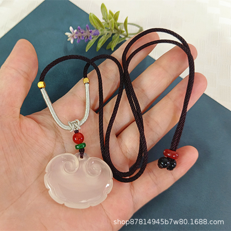 상단 비즈와 깊은 커피 로프가있는 흰색 옥수 양면 Ruyi 잠금 장치 (33*28mm 정도)