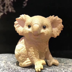 大葉の黄楊の木のコアラの置物の木彫りの工芸品の実木の彫刻は物件の贈り物のメーカーを遊んで直接販売します。