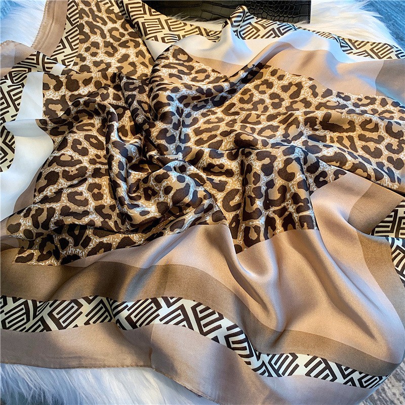 새로운 작은 광장 스카프 패션 스카프 여성의 봄과 가을 스카프 모방 실크 70cm 전문 스카프 재고 도매 국경