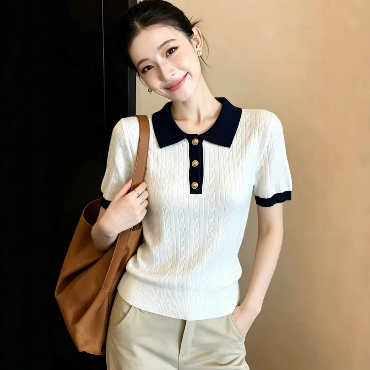 Áo thun nữ cổ polo ngắn tay phối sọc nổi bật, form chuẩn vai thon gọn — trắng chi tiết 1