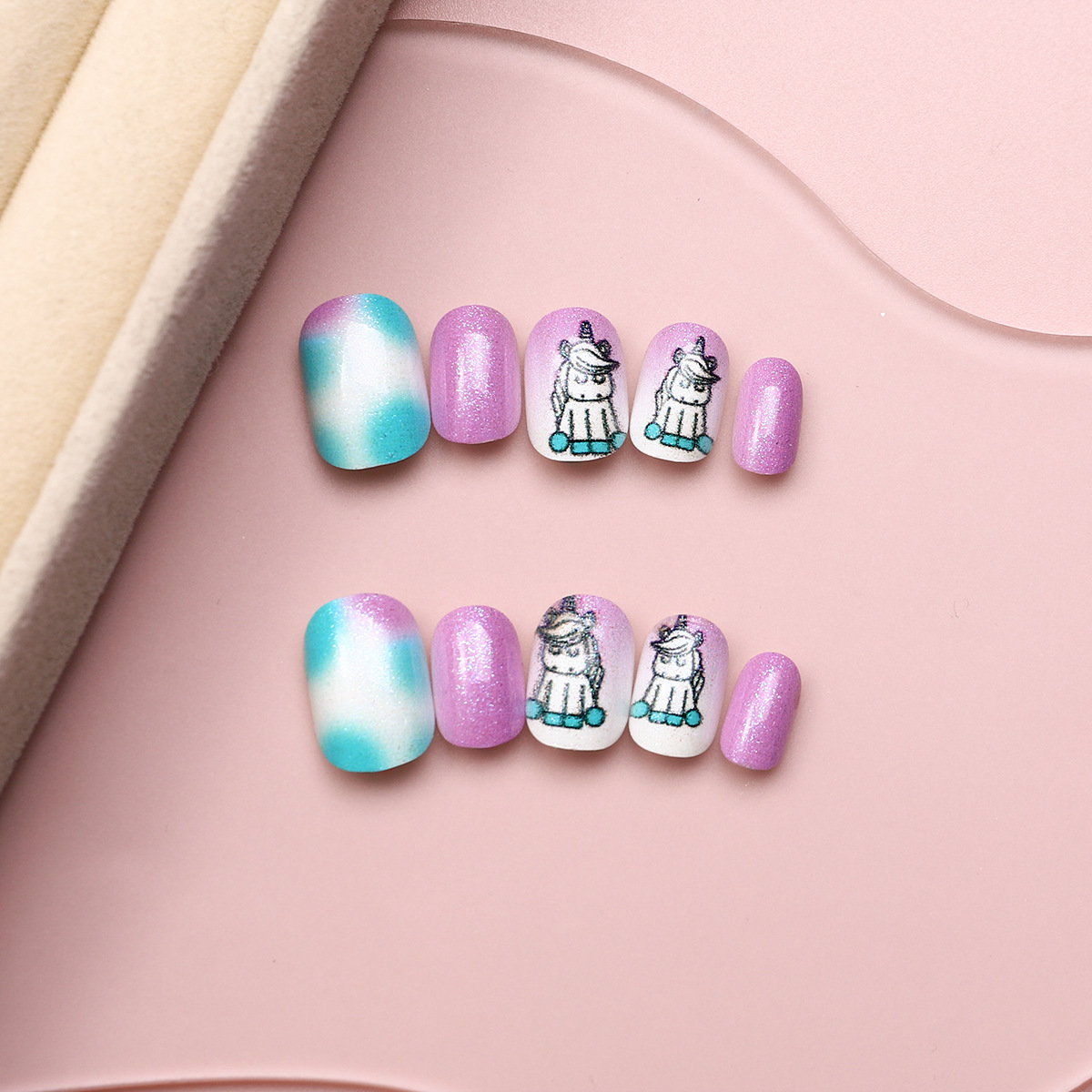 Juego de 24 piezas de uñas postizas para niños con diseño de dibujos animados, desmontables con adhesivo y exquisito diseño.