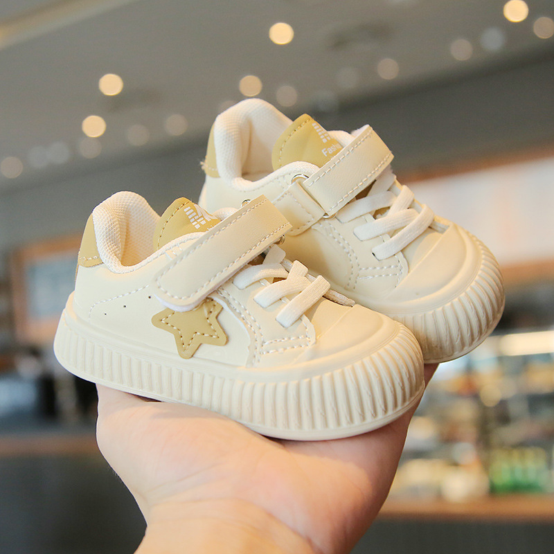 Beebikevadised ja sügisesed beebipehmed tallad, libisemiskindlad üksikud väikesed valged kingad, nahkpind, lastejalatsid_voghion.com