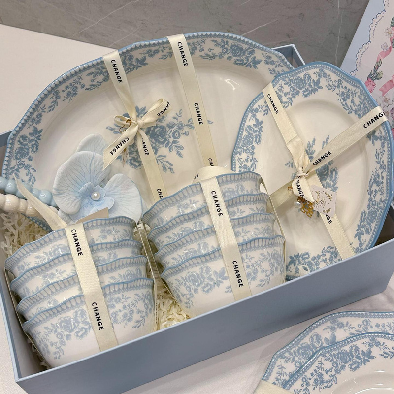 French-Style Retro Mist Blue Bowl and Plate Set, Household Ceramic Lace-Edged Plates, Tableware, Light Luxury Rice Bowls with a Sense of Design, Suitable for Moving into a New Home French-Style Retro Mist Blue Bowl and Plate Set, Household Ceramic Lace-Edged Plates, Tableware, Light Luxury Rice Bowls with a Sense of Design, Suitable for Moving into a New Home