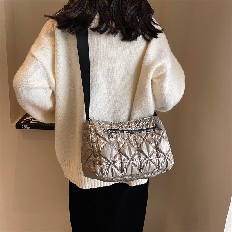 Bolsa de mujer primavera Internet celebridad Nuevo estilo coreano casual bolsa de hombro acolchada de algodón de moda todo partido de gran capacidad bolsa de mensajero al por mayor