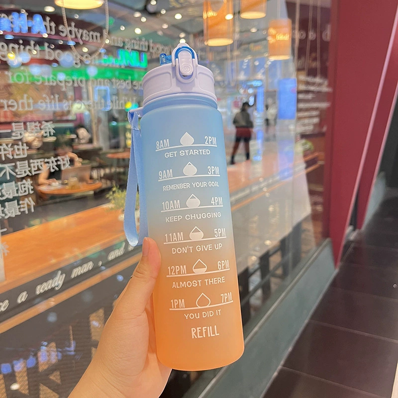 Taza de agua de plástico, botella de agua deportiva de color degradado resistente a altas temperaturas, escala portátil, taza de paja de verano transfronteriza de Amazon al por mayor