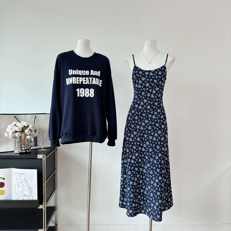 Винтажная рваная толстовка с круглым вырезом, свободная, с обычными плечами и принтом, многослойная, с чувством атмосферы, тонкое платье-бретелька с цветочным принтом.