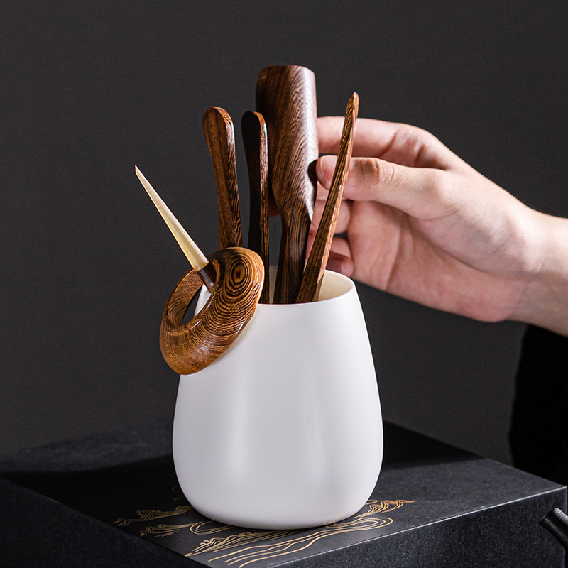 Ganador de ganancia de seda de cabra de jade de porcelana blanca de madera sólida ceremonia del té seis caballeros conjunto de cerámica multifuncional accesorios de vasija de barril