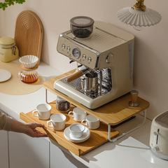 テーブルの上のコーヒーマシンのコップの物置棚のお茶を包んでください。