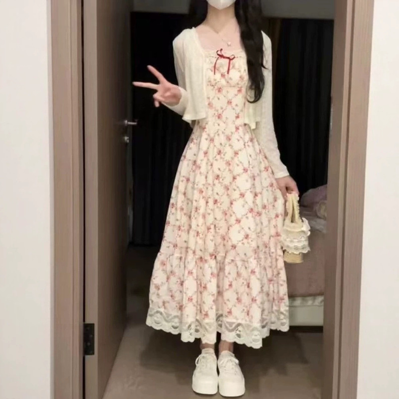Forest-Style Pastoral Outfit, a Very Beautiful Two-Piece Set with a Cinched Waist Dress, Fluttering Sleeves, Floral Print, and Long Skirt