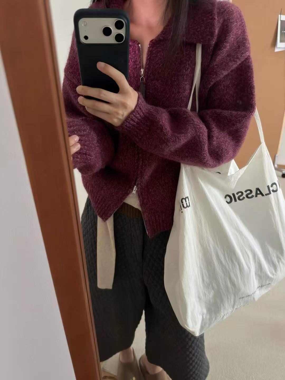 Short sweater with zipper