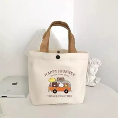 熊のキャンバスバッグの女子学生は携帯して出勤します。