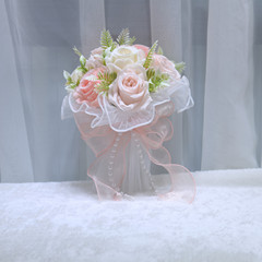 196洋式の屋外の結婚式のシミュレーションのバラの手の花の真珠の網の糸は花束の花嫁の手の花を持ちます。