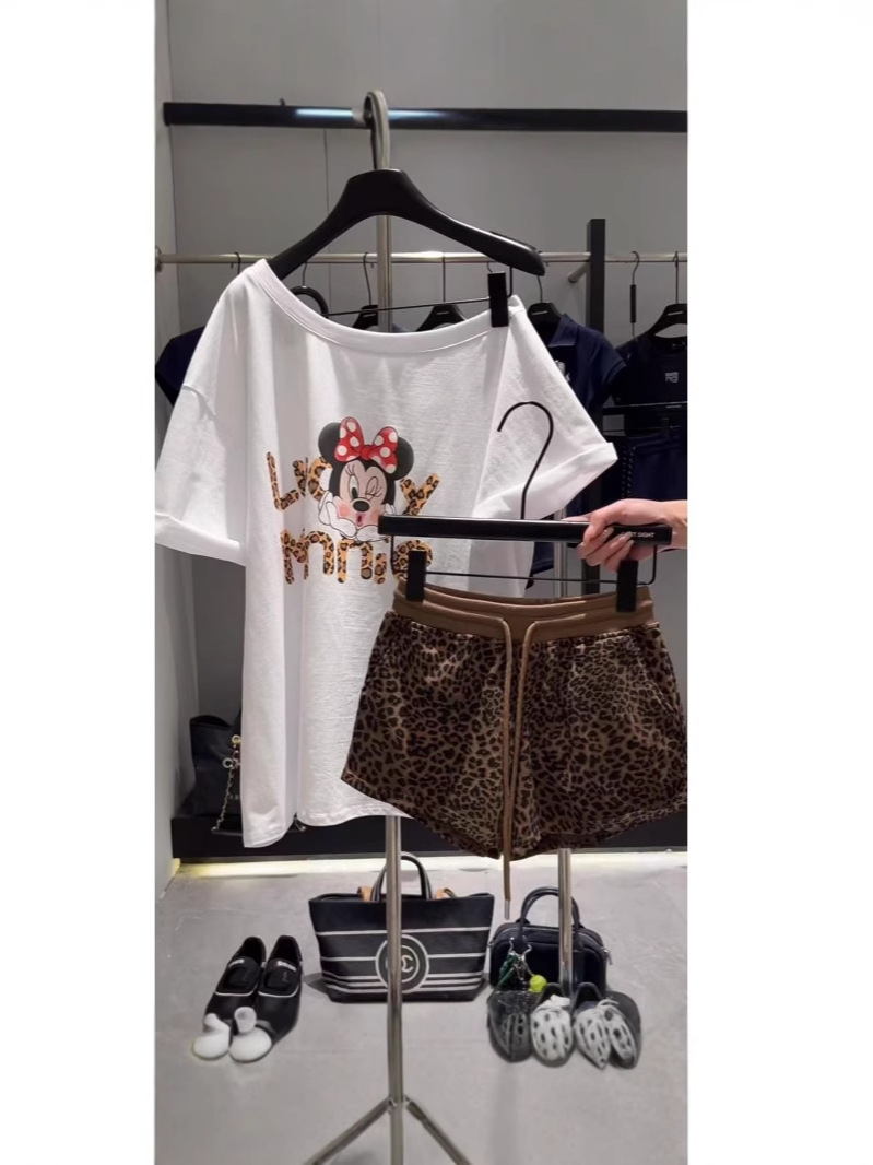2026 oz mashina dizayn keng qisqa sleeve bluzka kartun chop'i leopard qisqa shim to'plami