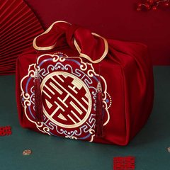 結婚の包みの皮の新婦は結婚の宝の鉢の蓋の布を用意します。