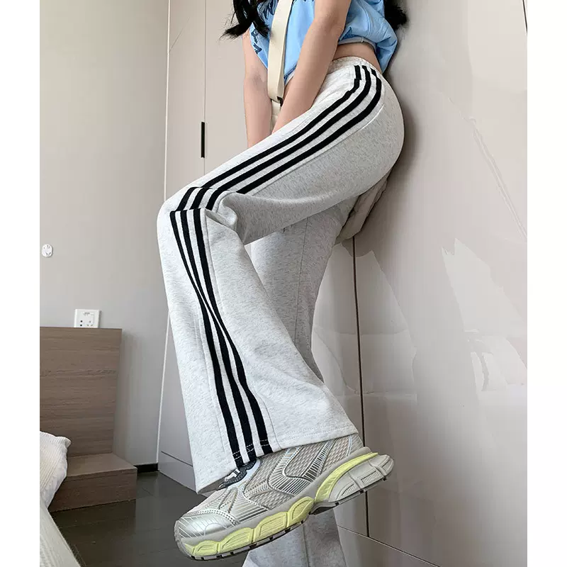 灰色条纹微喇运动裤女2025秋显瘦直筒阔腿裤宽松三条杠休闲卫裤子