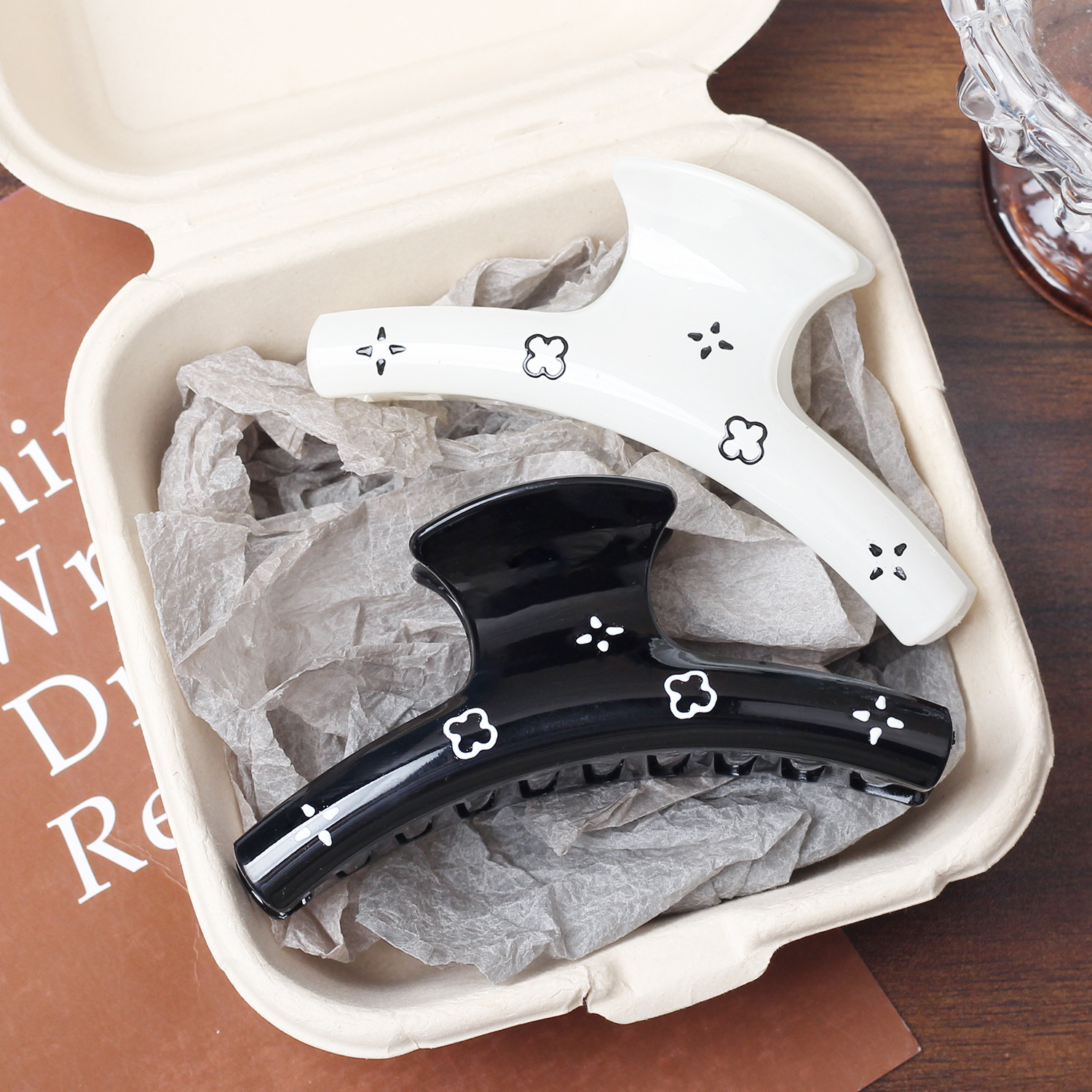 Retro francés de alta calidad cuatro hojas negro y blanco agarrar clips nicho dulce gran backbrain clip de pescado simple y elegante