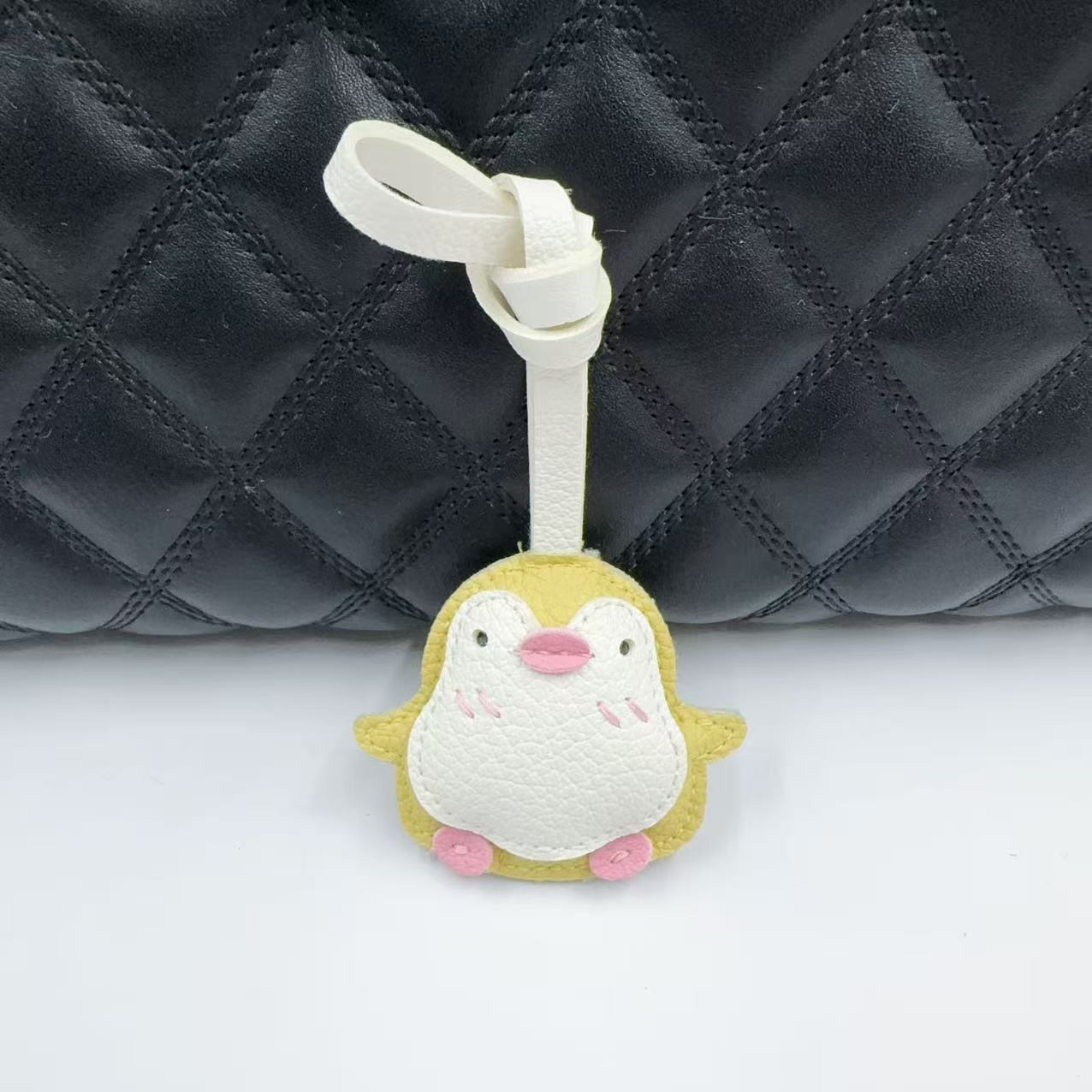 Cute pingüino cuero colgante accesorios de dibujos animados pingüino bolsos joyas colgante al por mayor
