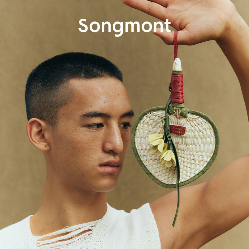 Bajo la montaña Songmont, hay un colgante de osmanthus dorado recogido de pino, colgante de bolso de estilo nacional, accesorios de moda de diseñador, nuevo estilo chino