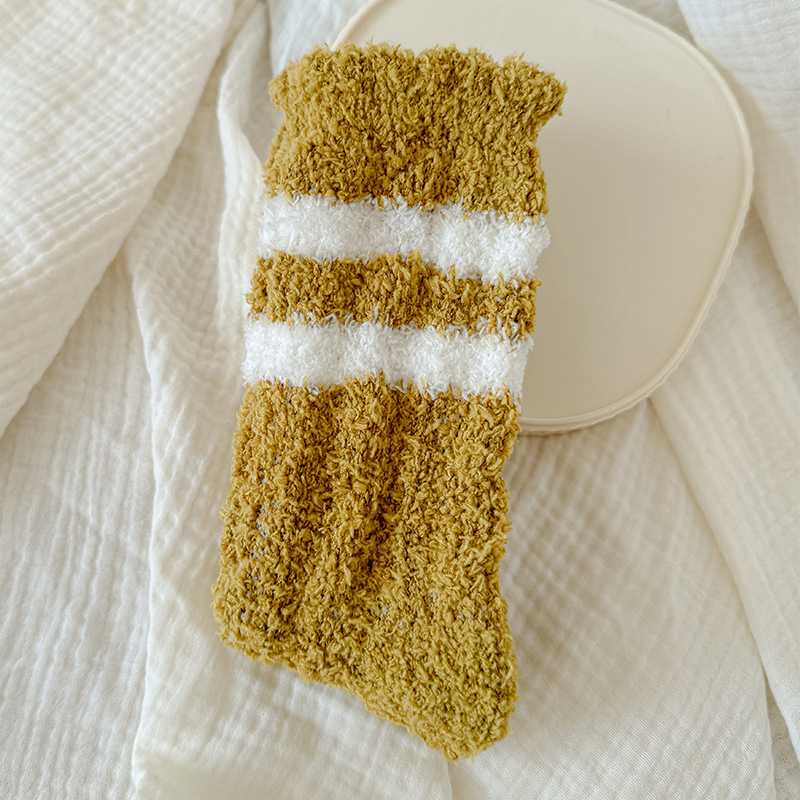 심황 배경에 흰색 줄무늬