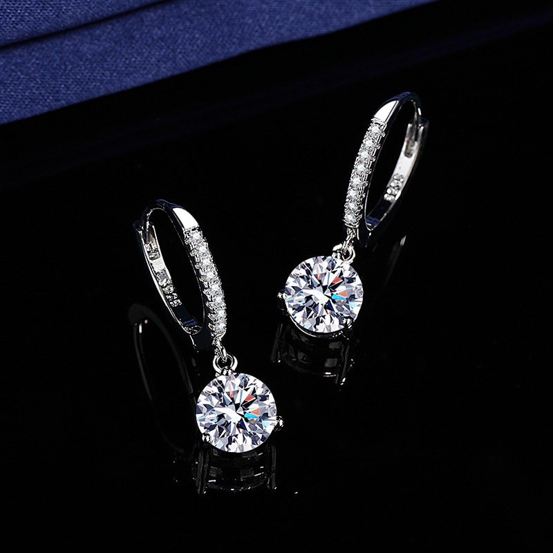 Venta caliente en vivo moda popular exquisita pendiente redonda de un solo diamante mujer con incrustaciones de circón chapado en platino pendiente corta de diamante Moissan