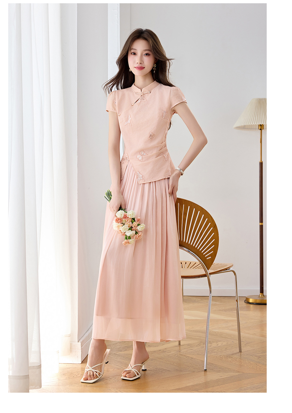 Set áo sơ mi thêu hoa kết hợp chân váy midi phong cách tân cổ điển — Màu hồng, màu trắng ngà chi tiết 13