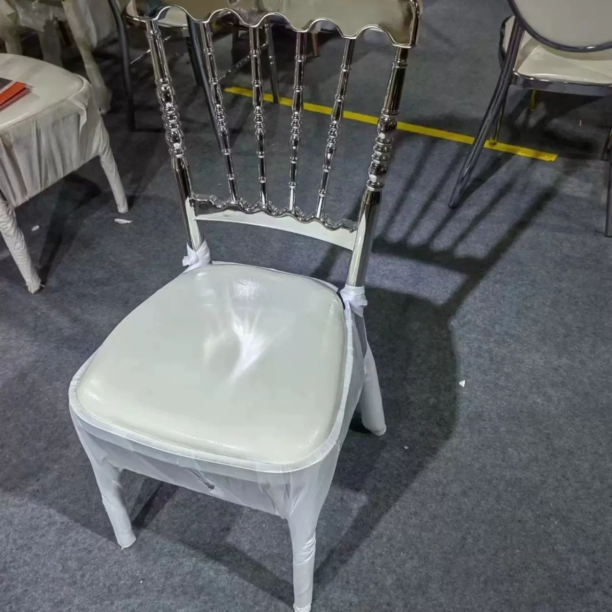 酒店宴会厅椅子草坪饭店竹节结婚婚礼拿破仑白色靠背椅金色婚庆