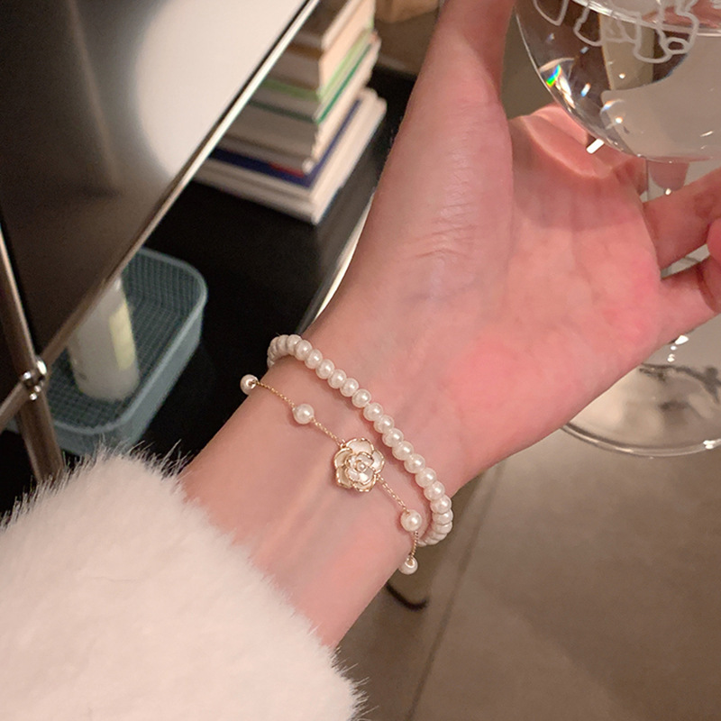 Pulsera de camelia de perlas de doble capa Pulsera ligera de lujo de alta gama, temperamento elegante y versátil, joyería de nicho de moda al por mayor