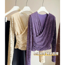 加绒加厚洋气显瘦交叉褶皱设计感v领蕾丝衫女2025秋冬新款打底衫