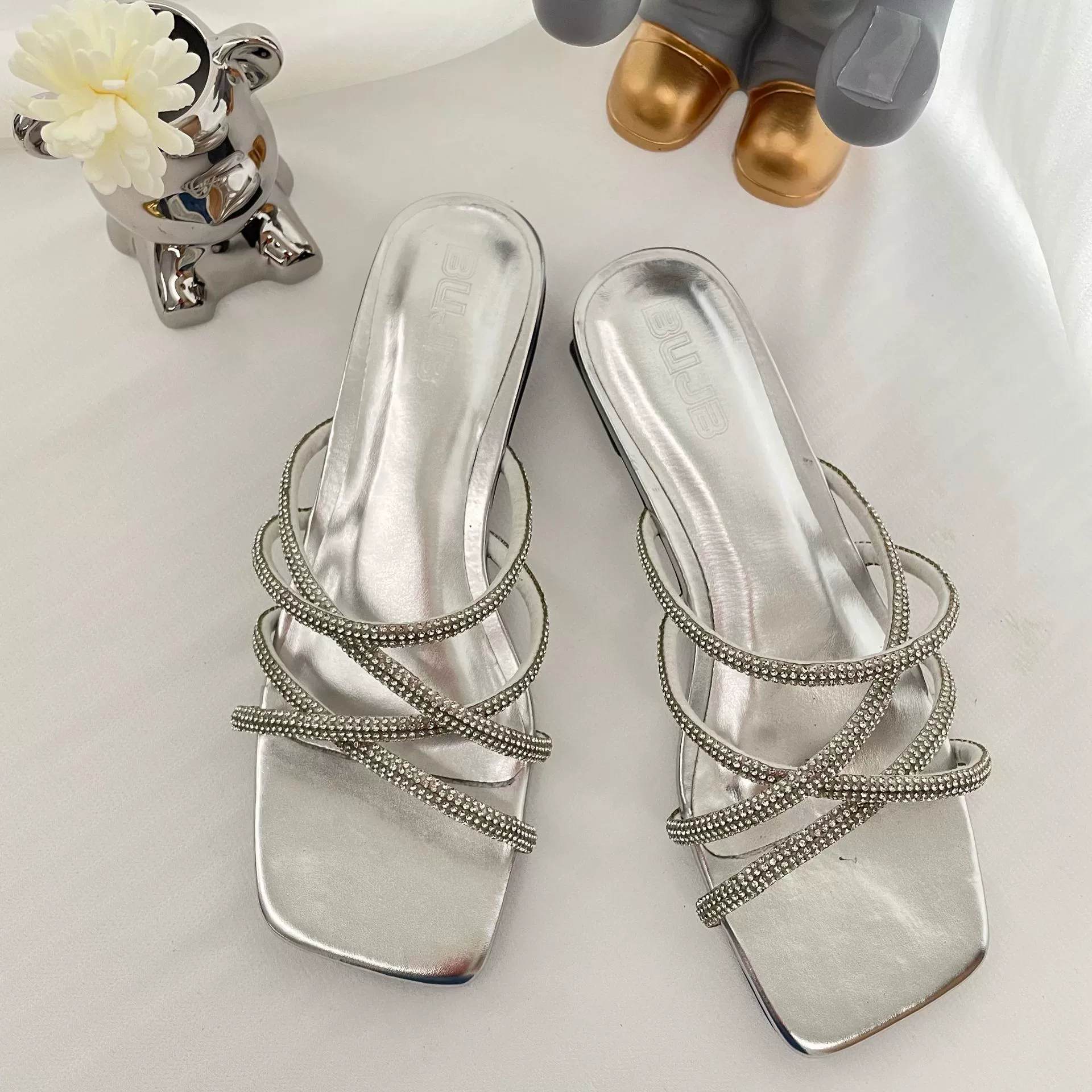 2024 Летняя французская квадратная голова хрустальная сандалия на высоком каблуке сандалии на высоком каблуке женская обувь новая наружная обувь женская оптом