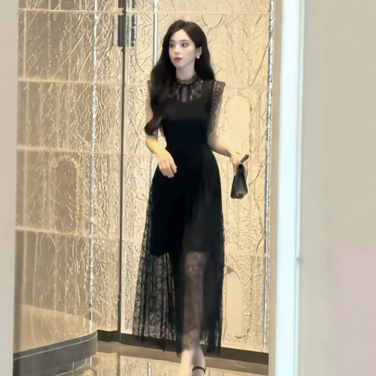 Đầm suông nữ midi thiết kế thanh lịch tay ngắn cổ tròn — đen chi tiết 2