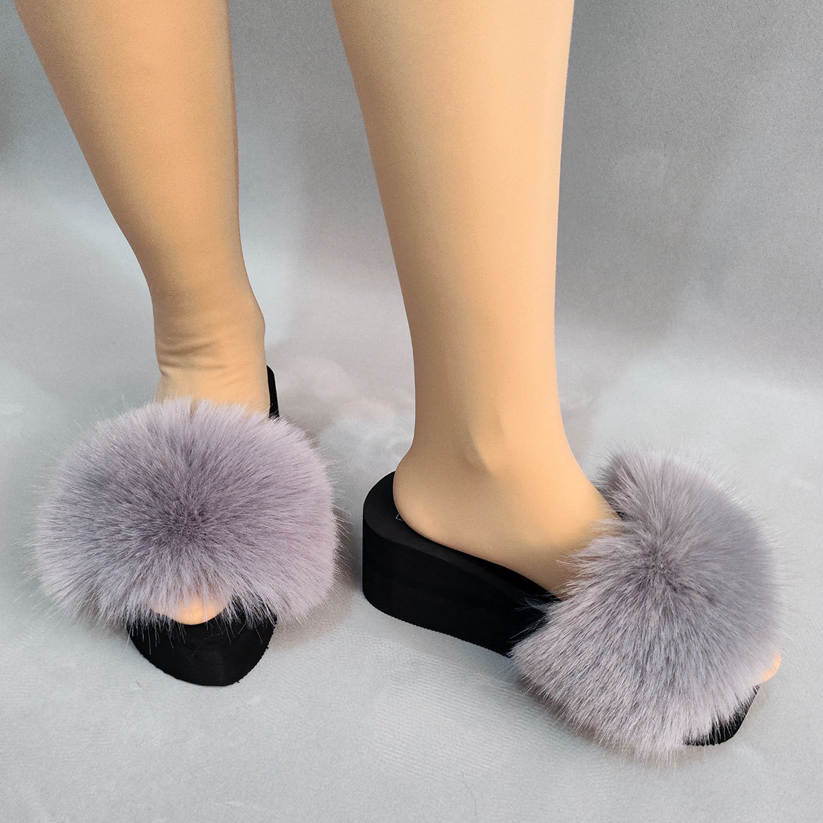 Estilo explosivo, aumento de las celebridades de Internet para el hogar, el mismo estilo, piel de zorro, todo fósforo, antideslizante, zapatillas de una palabra con fondo de bizcocho femenino de moda