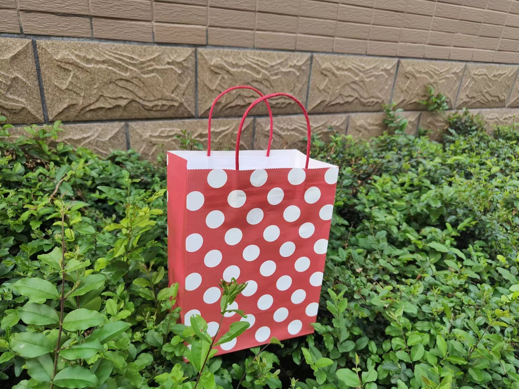 Polka Dot sarga mancha color bolsa de papel Regalo de Cumpleaños bolsa de embalaje de vacaciones bolsa de papel Kraft bolso de regalo de mano en stock lote