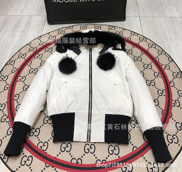 3Q フォックスファー 2025 ウィンターゴールドシザーダウンジャケット 03 スタイル女性 02 スタイル男性カップルスタイルカナダ男性と女性のジャケット