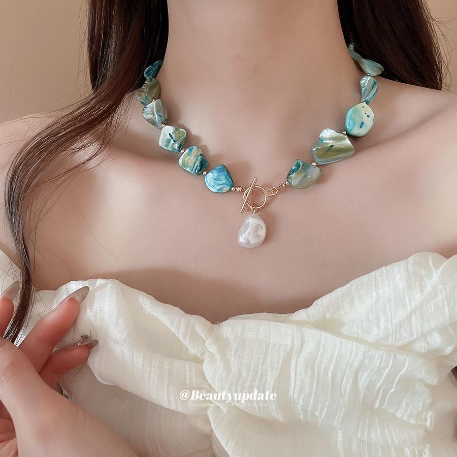 Collar de perlas de concha natural irregular, cadena de clavícula de viento de vacaciones junto al mar, collar de temperamento bohemio de alta calidad
