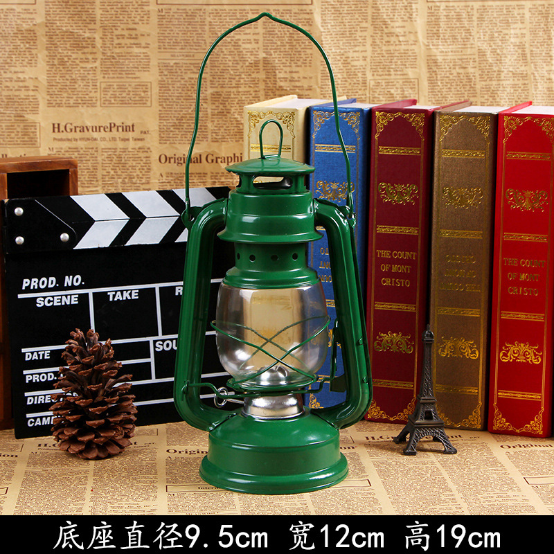 Fábrica al por mayor retro nostálgico lámpara de queroseno linterna lámpara de mástil linterna portátil lámpara de campamento al aire libre Lámpara decorativa multi-color