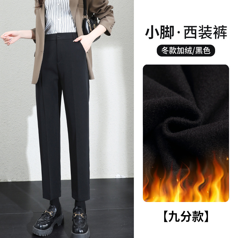 黒いスーツのズボンの女性のペンダント感があります。|undefined