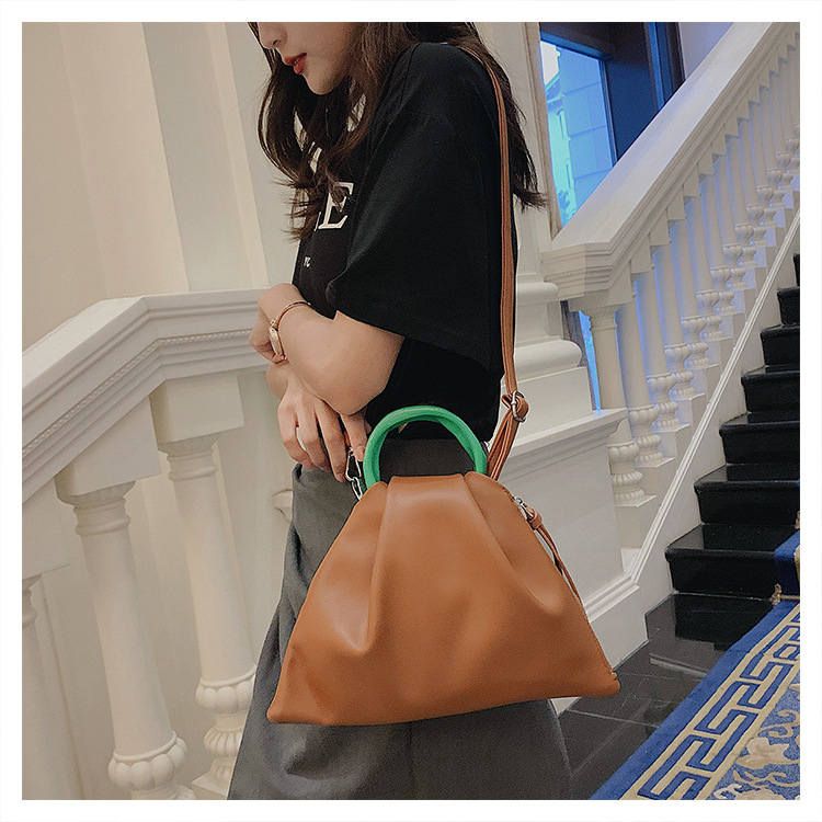 Wholesale New Pleated Hand-held Contrast Color Messenger Bag Nihaojewelry display picture 4