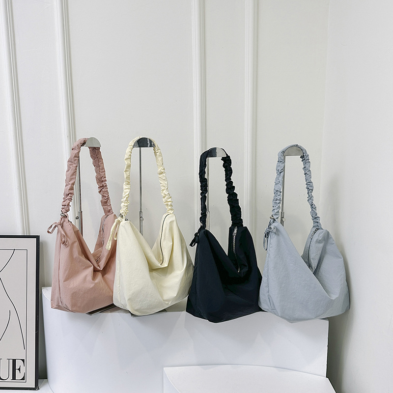 Versión coreana del bolso de mensajero de estilo perezoso para mujer 2024 nuevo bolso de bola de masa deportiva de ocio de moda bolso de hombro de tela de nailon de gran capacidad