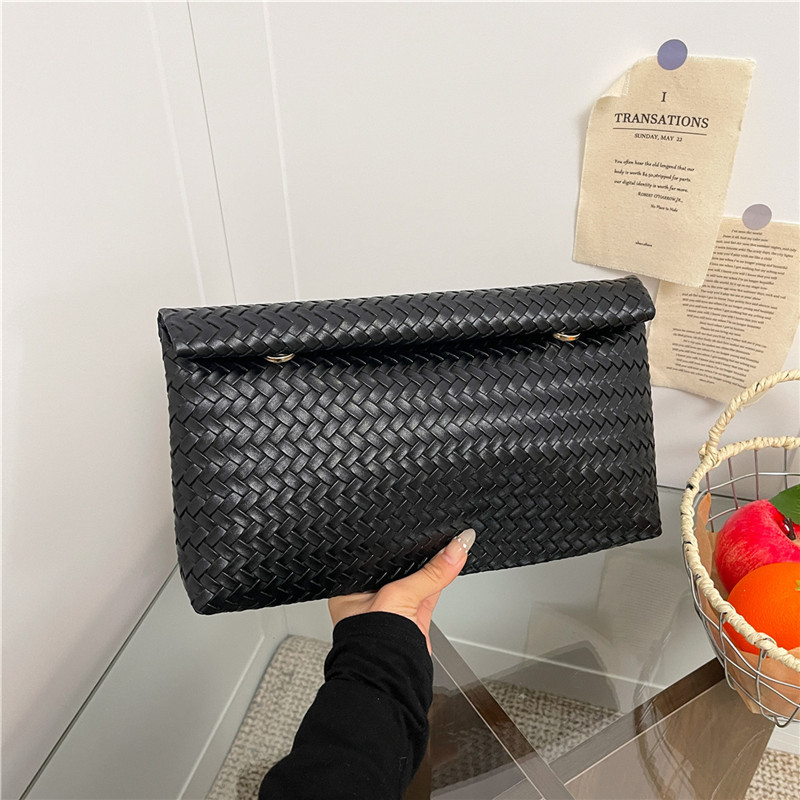 2025 otoño popular trenzado PU bolsos de muñeca bolsos de moda simple bolsos de maquillaje de gran capacidad coreana