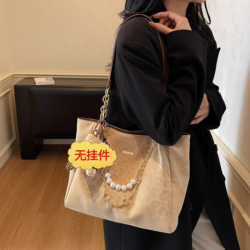 2025 New Arrival Women's Versatile Commuter Tote Bag - High-Quality Pearl Chain Large Capacity Casual Shoulder Bag (Dropshipping) - Thumbnail 6