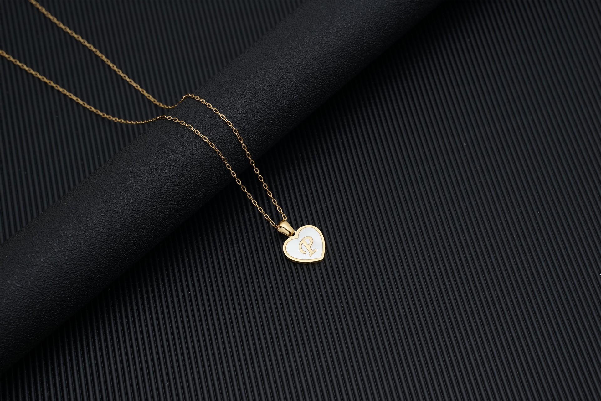 Europa y América 18K oro amor clavícula cadena de las mujeres de acero inoxidable corazón blanco madre colgante 26 letras titanio acero collar