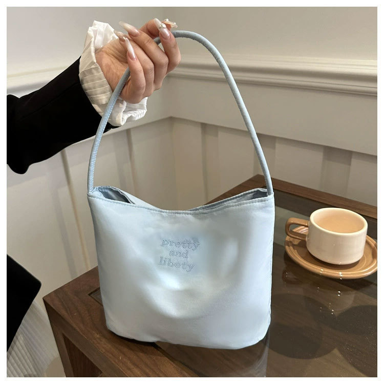 简约刺绣包包女时尚百搭小众设计斜挎背包新款字母手提通勤水桶包