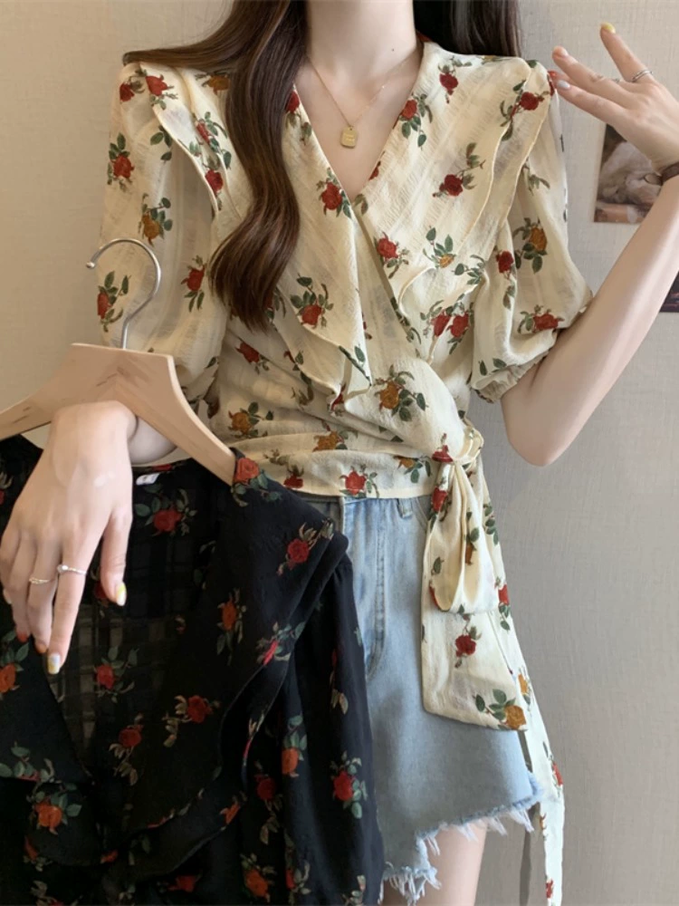 Женская рубашка больших размеров с короткими рукавами и цветочным принтом во французском стиле ретро с v-образным вырезом, милым дизайном и асимметричным топом с рюшами