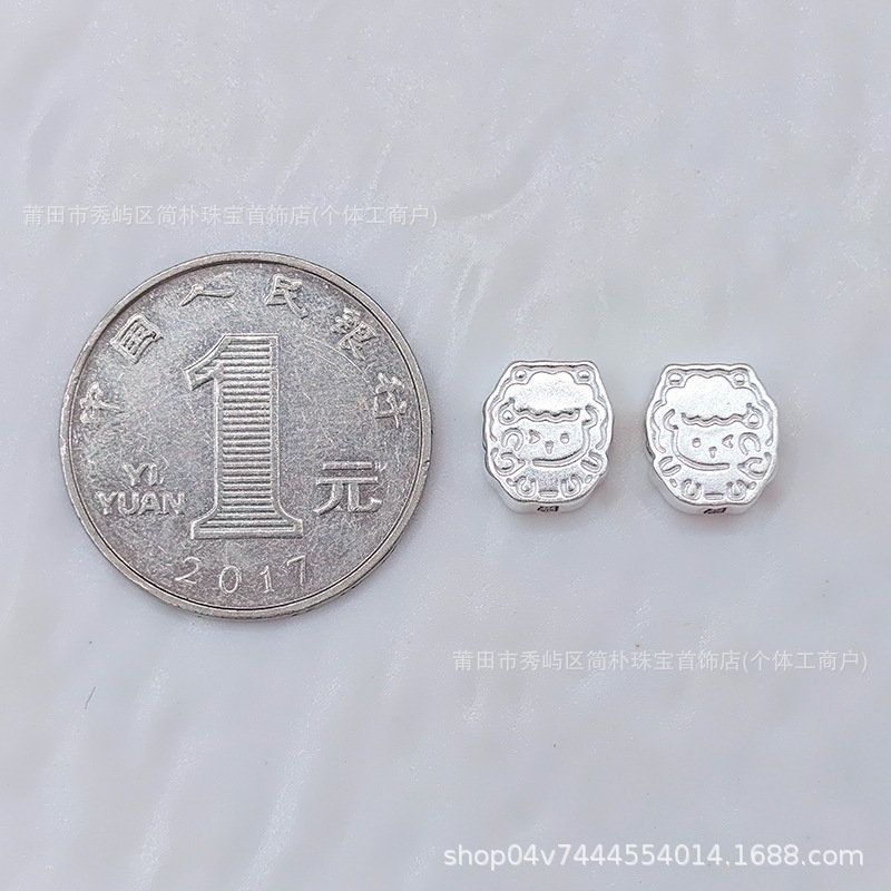 999 pure silver cartoon-style simple drawing of a little sheep, used as a charm bead or spacer bead for handmade DIY braided bracelets, pure silver sheep zodiac accessory