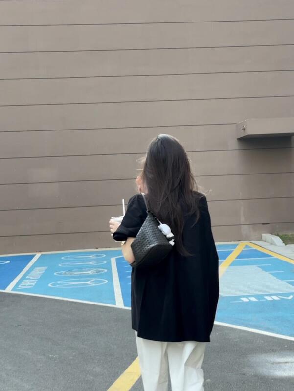 2025年新作夏のリラックスウェア、黒の半袖Tシャツ、右肩ルーズトップ、女性用万能カジュアルパンツ|undefined