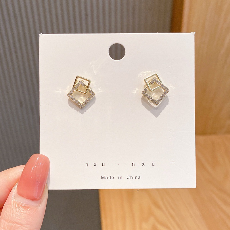 Luz de lujo de alto nivel nicho de diseño femenino sensación de aretes de bordilla temperamento perla asimetría joyería perla al por mayor