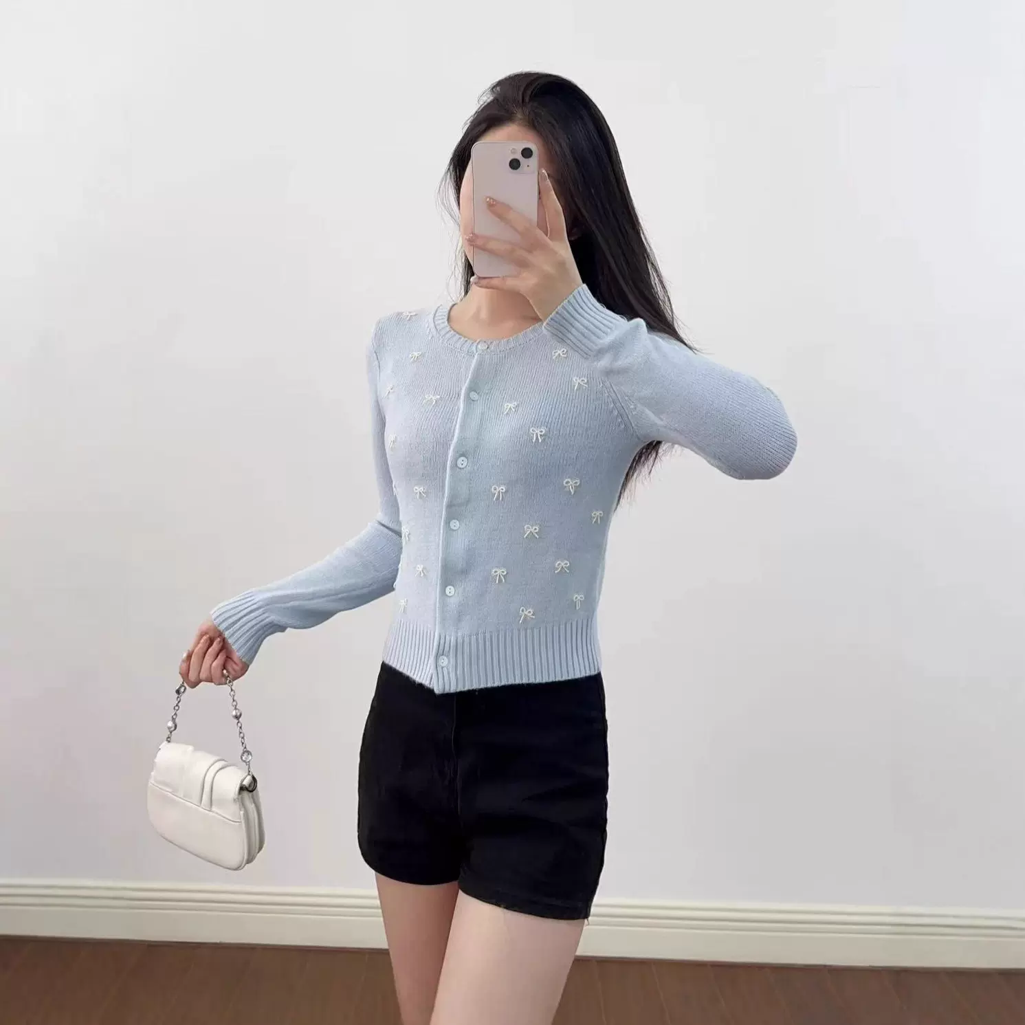 2025卓家早秋白蓝两色蝴蝶结珍珠饰温柔软糯针织收腰开衫250254