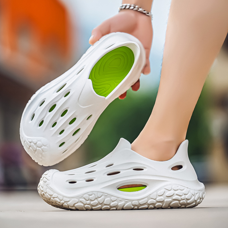 Zapatos con agujeros para hombres de verano nuevo estilo, sentido de la mierda, uso al aire libre, conducción, deportes, playa antideslizante, sandalias y zapatillas