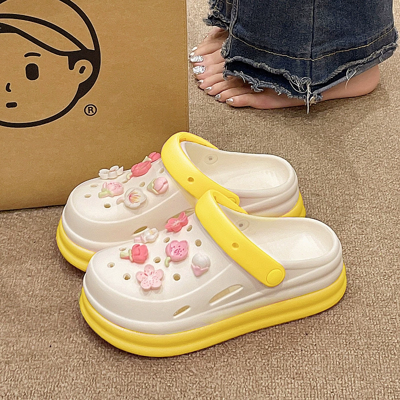 Мультяшный милый цветочный аксессуар пещерная обувь женская летняя наружная одежда 2025 новый толстый подошв увеличенные холодные тапочки
