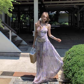 茶歇法式紫色碎花v领挂脖吊带连衣裙女夏度假风气质超仙露背长裙